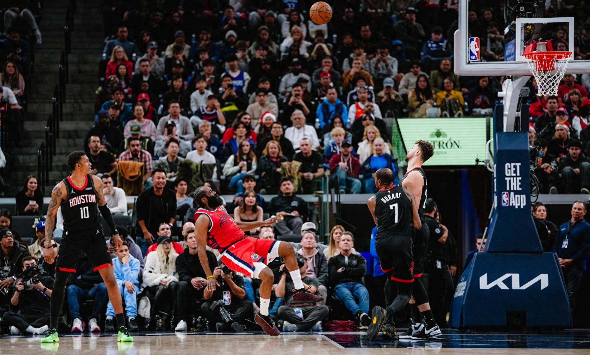 ABG欧博- 哈登在中国前呼后拥万人追捧 